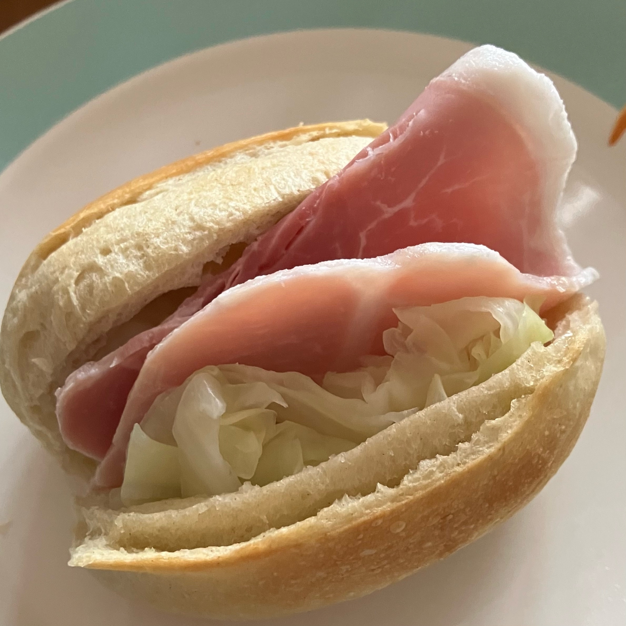 プチフランスパンで《ハムとキャベツのサンドイッチ》