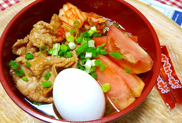 万能ネギで彩り☆辛味薄切り豚肉乗せ冷麺