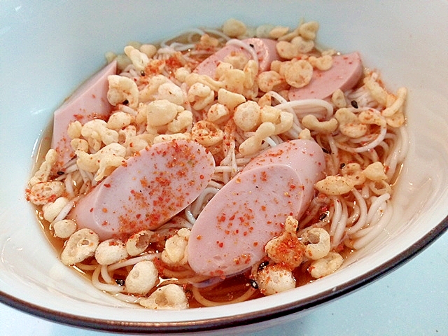魚肉ソーセージと天かすのピリ辛素麺