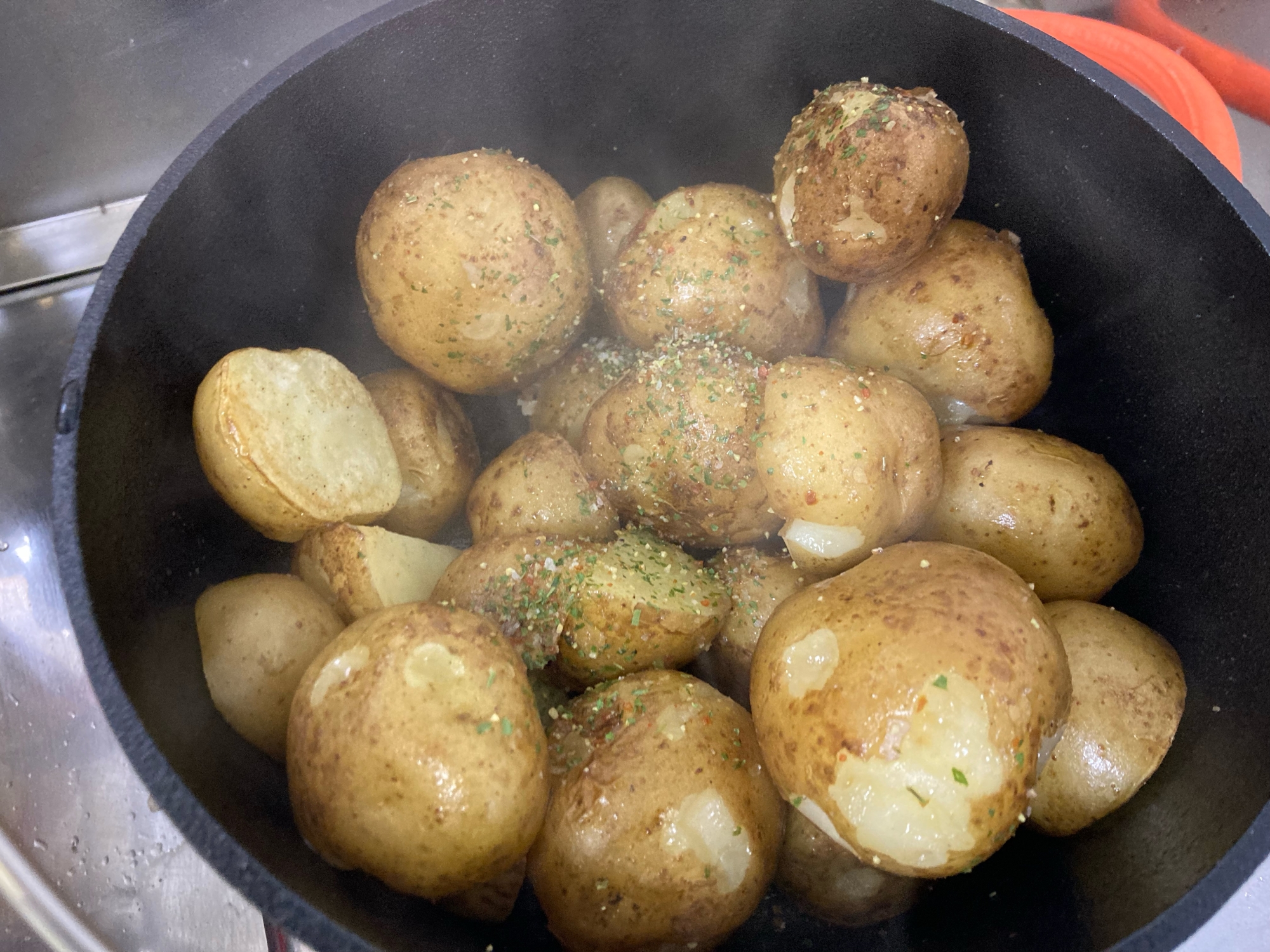 ダッチオーブンで！じゃがいもの香味焼き