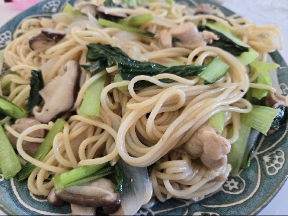 旨味たっぷり！ 鶏肉と小松菜の具沢山パスタ