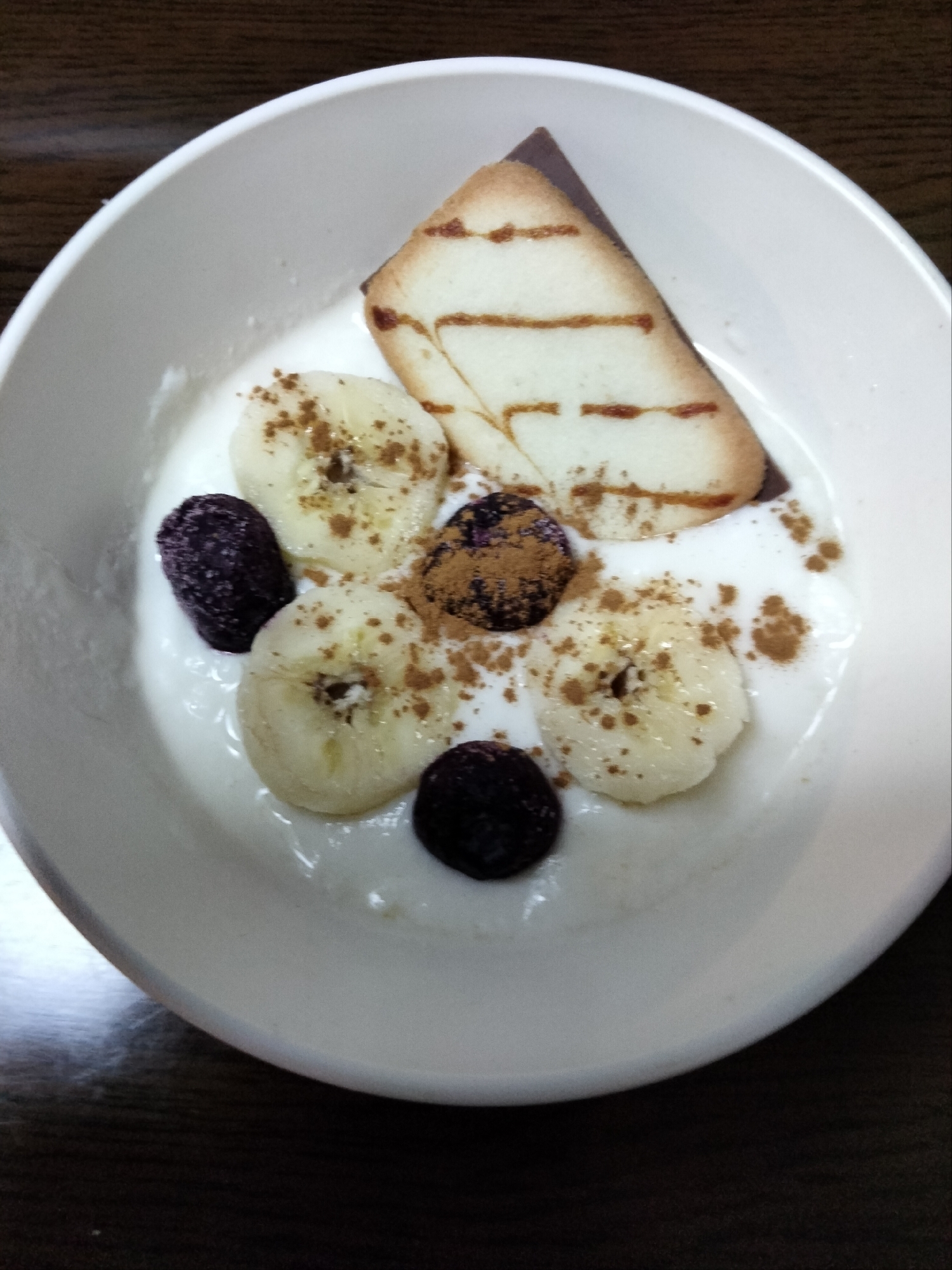 今日のヨーグルト♡バナナブルーベリークッキーのせて