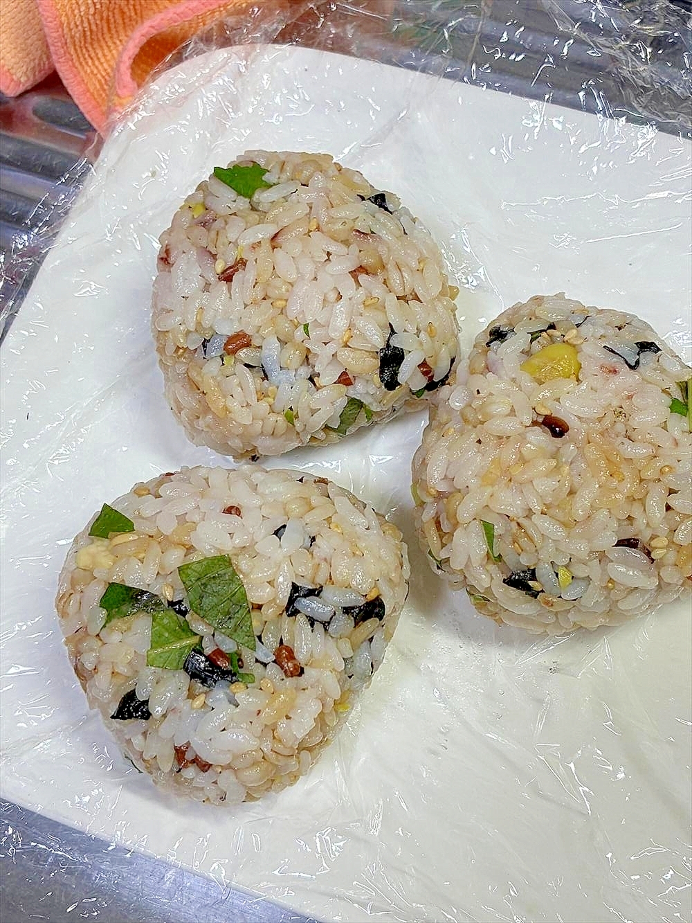 お海苔と大葉でちょいとオトナなおにぎりさん