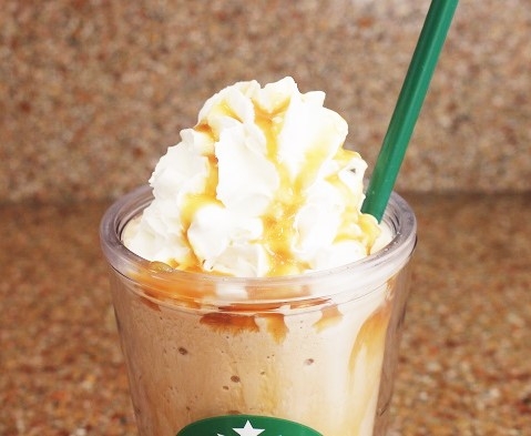カップに入ったキャラメルフラペチーノ風