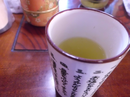 暑い日に涼しい部屋で塩緑茶～。
夏バテ対策にいいですね。