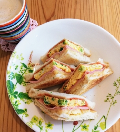 ハムとチーズと豆苗入り卵焼きのサンドイッチ☆