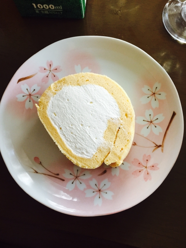 生クリームたっぷりロールケーキ レシピ 作り方 By 美味しいものを食べるのが一番幸せ 楽天レシピ