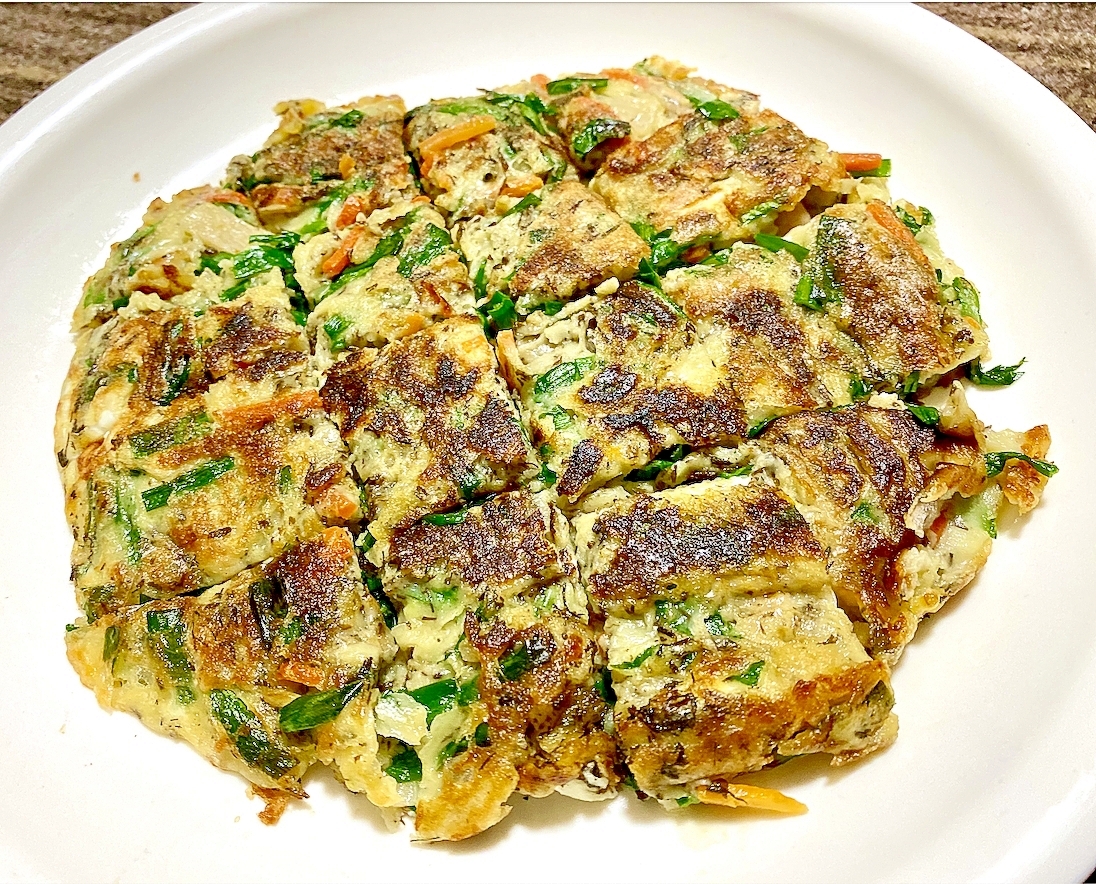 白い皿に盛り付けたぎばさの海鮮チヂミ