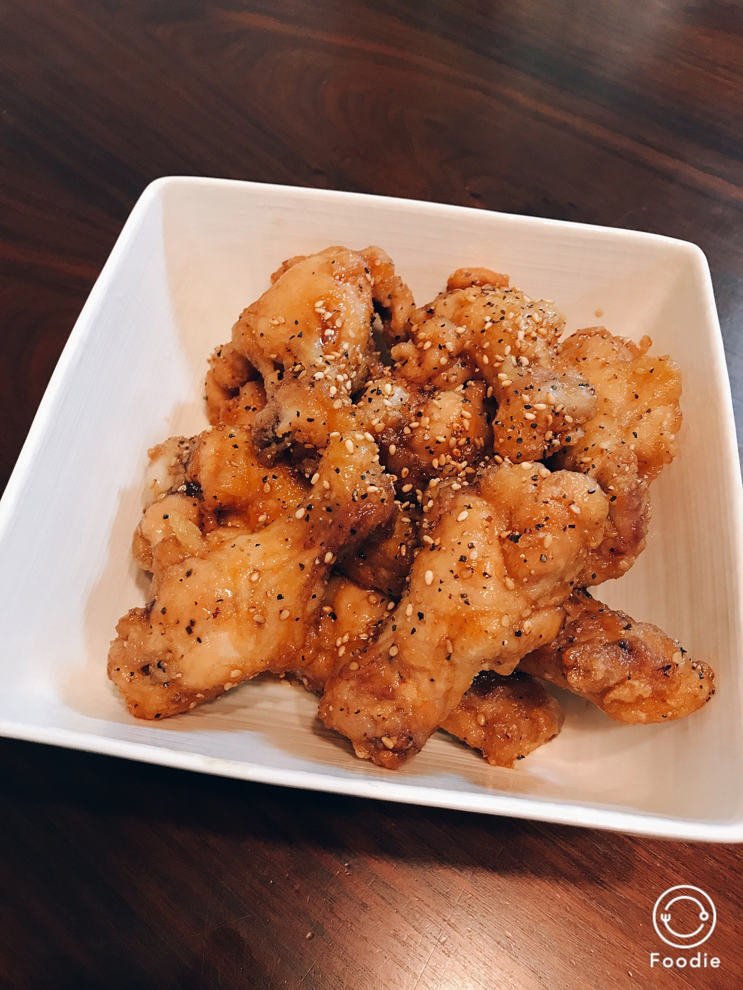 白い角皿に盛られた名古屋風手羽元の甘辛唐揚げ
