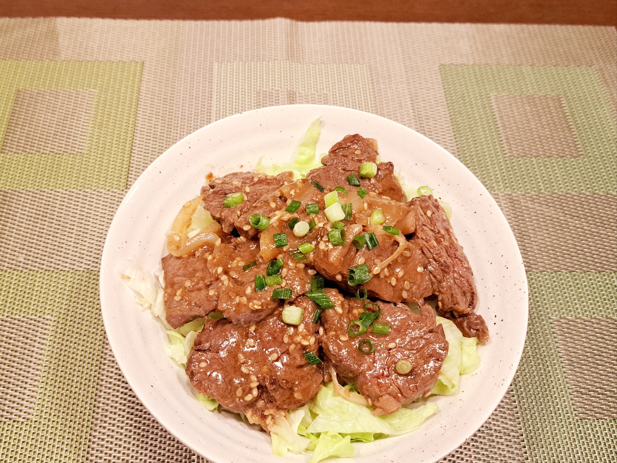 レタスたっぷり！サガリで焼肉丼