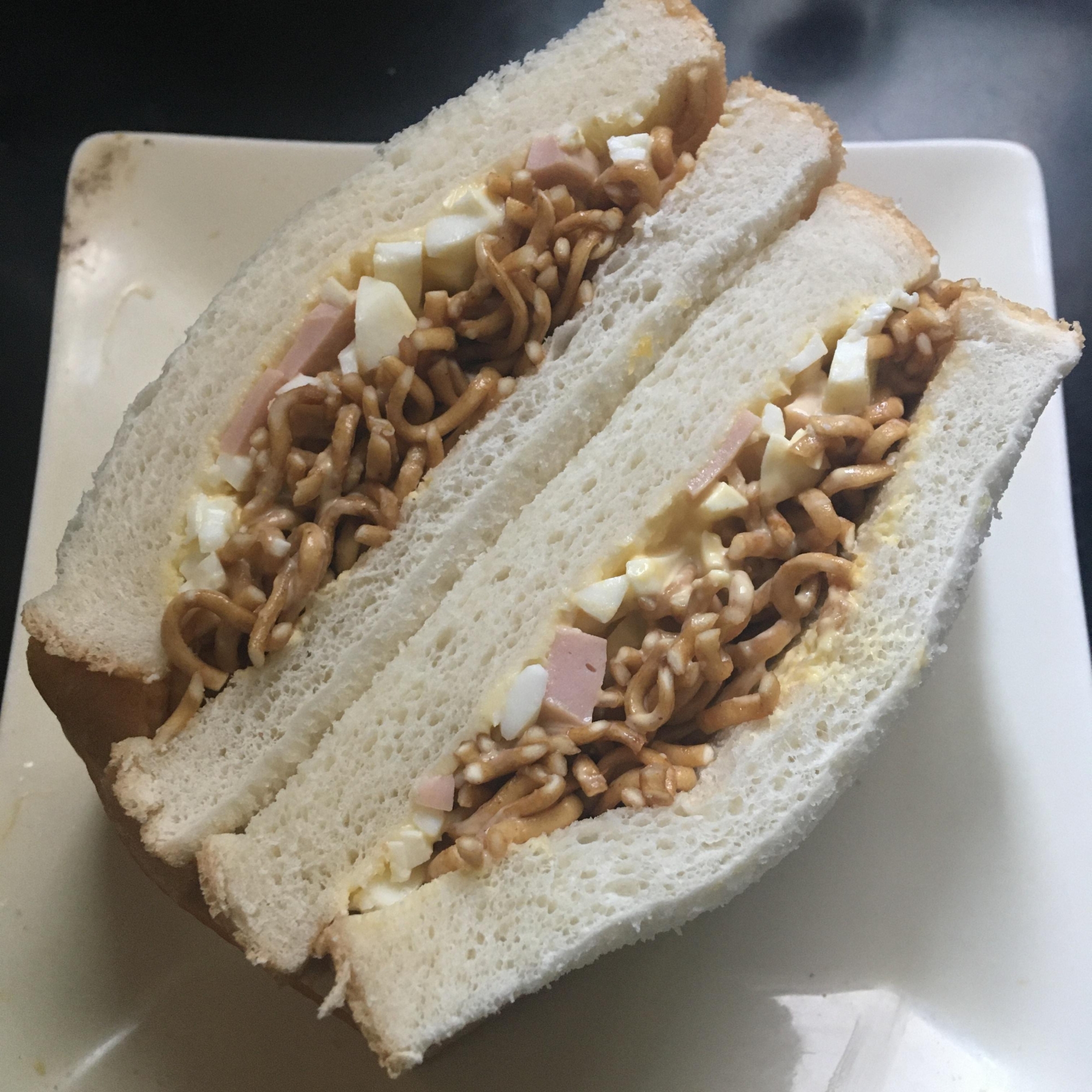 魚肉ソーセージと焼きそば玉子サンド