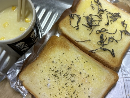 お昼にガリバーいただきましたじゅわさくっ♪…と、バターけちりましたソラ…もといソイラテでぐぐいと飲み込んでのど良し☆喉で味わう総菜トーストが大好きですドモゴチ様