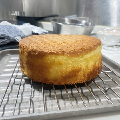 スポンジケーキ5号レシピ通りにしました♪初めてスポンジを焼きましたが、萎むことなくよく出来たと思います♪