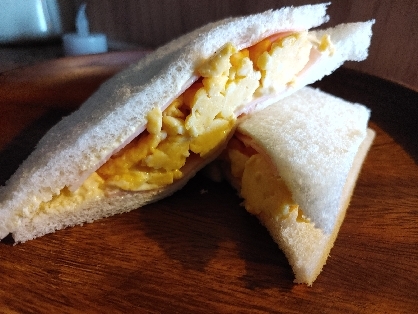 炒り卵とハムとチーズのサンドイッチ