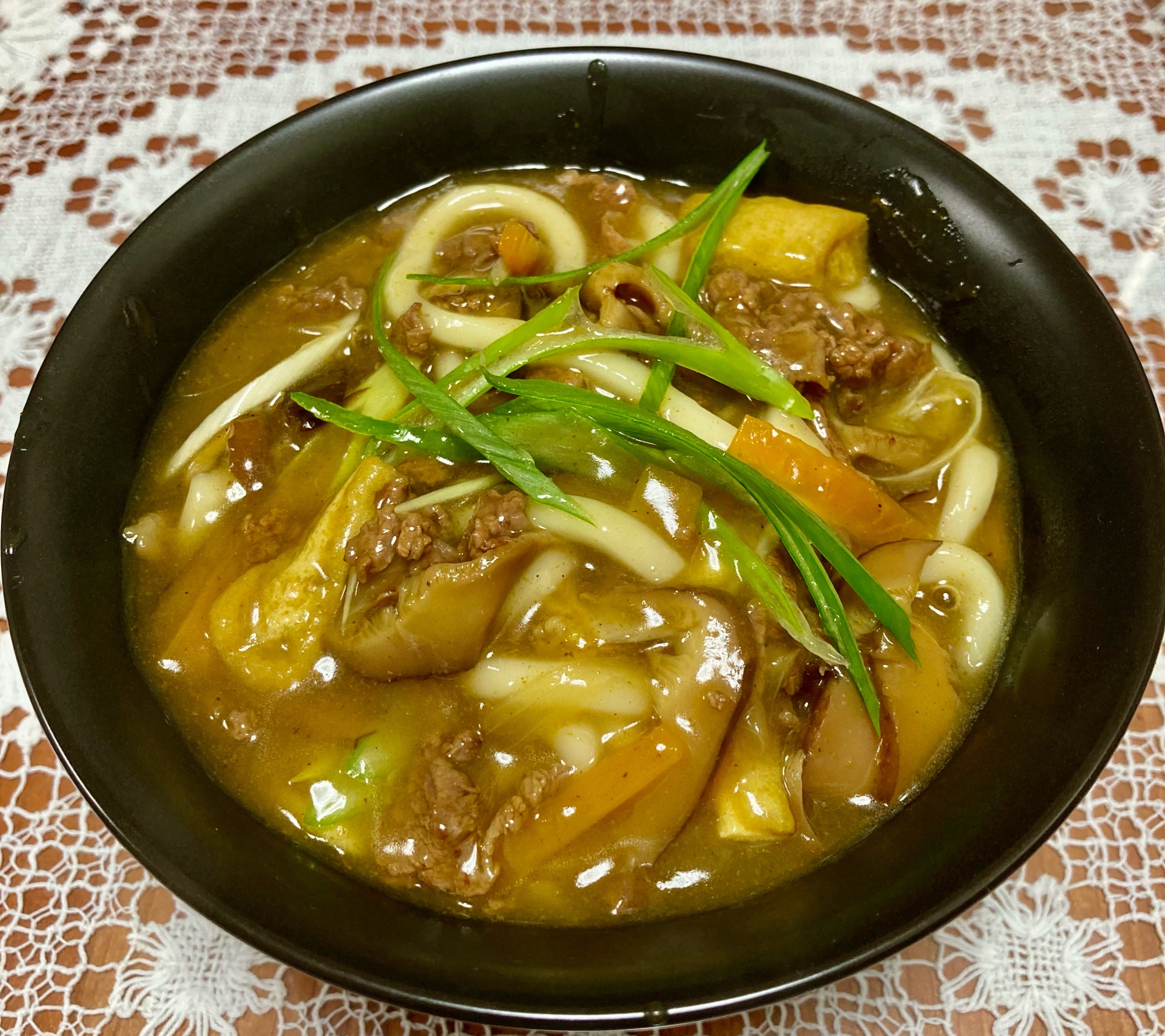 出汁がしみておいしい！コク旨！牛肉の☆カレーうどん