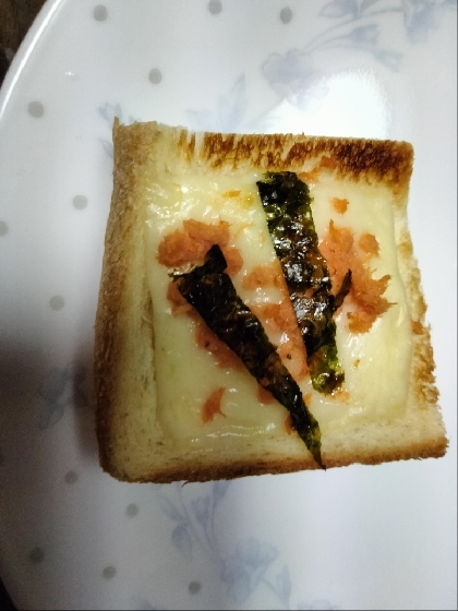 鮭フレークと海苔のチーズトースト