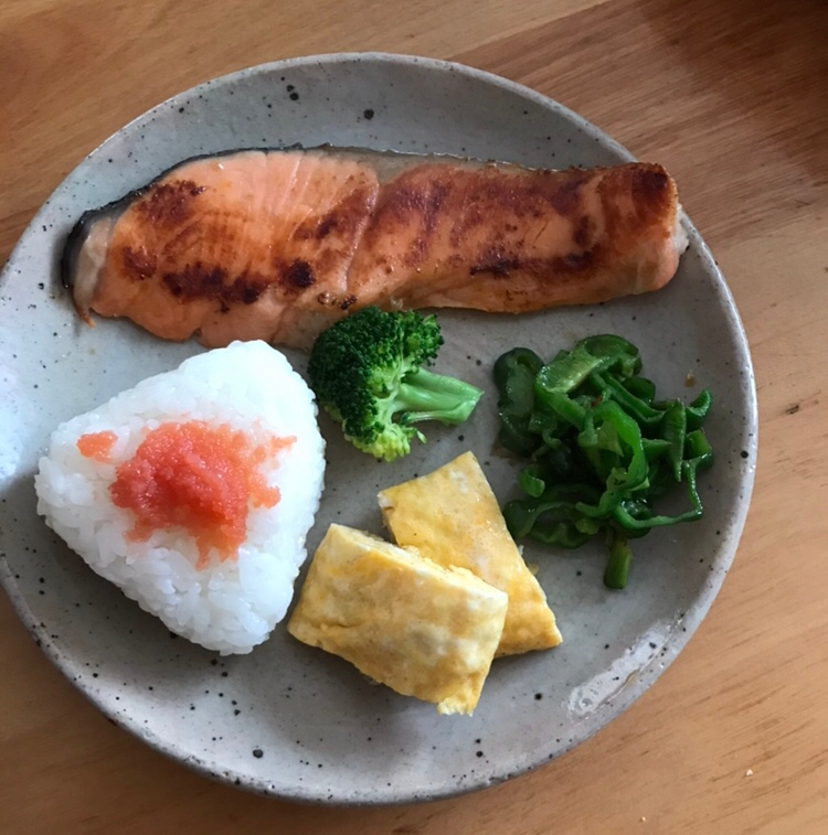 甘塩鮭とタラコおむすびの朝ごはん