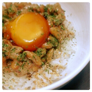 漬け卵黄をのっけて♪おひとりさま納豆丼