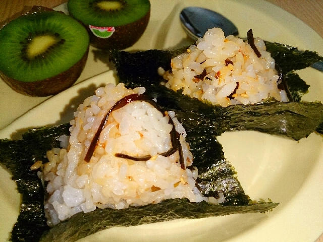 ごま昆布おかかおにぎり★旦那実家の味♪