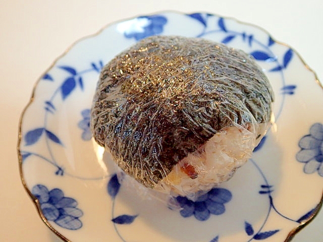 昆布佃煮と天かすと黒ごまの海苔巻きおにぎり