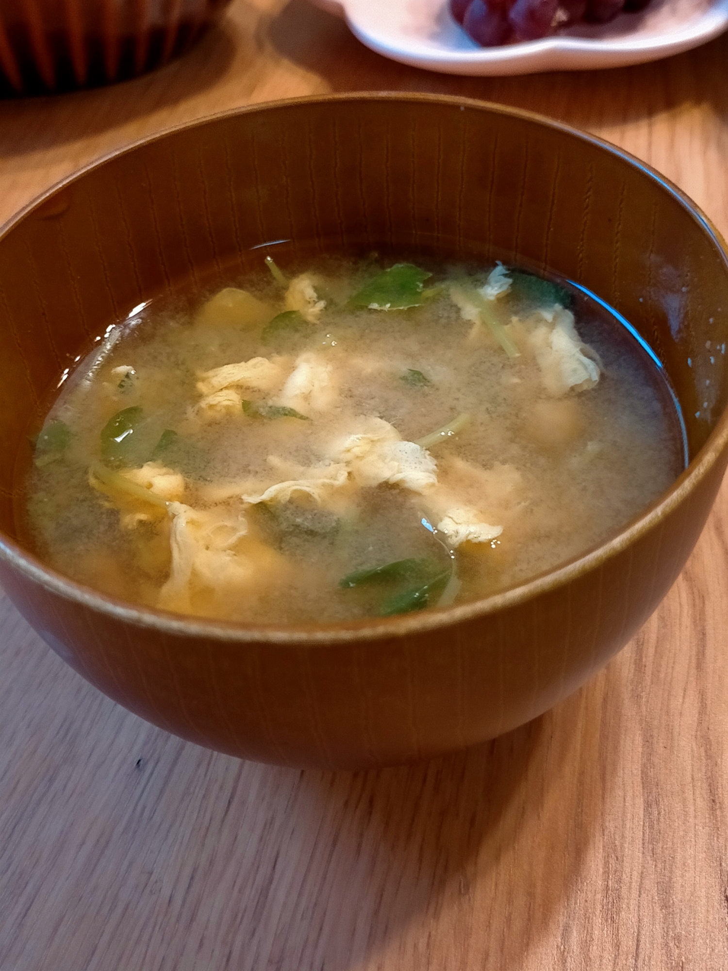 ホッとする優しい味。豆苗と卵の味噌汁