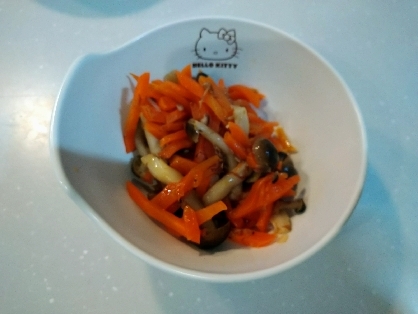レンジで簡単♡にんじんとしめじのおかかバター和え