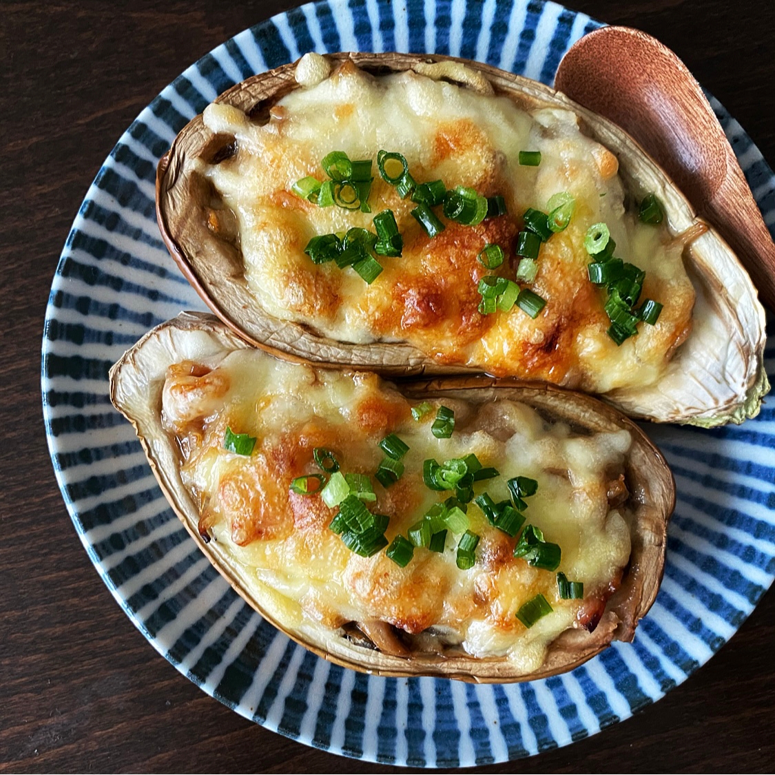 和皿に入った皮を器にした白なすグラタン