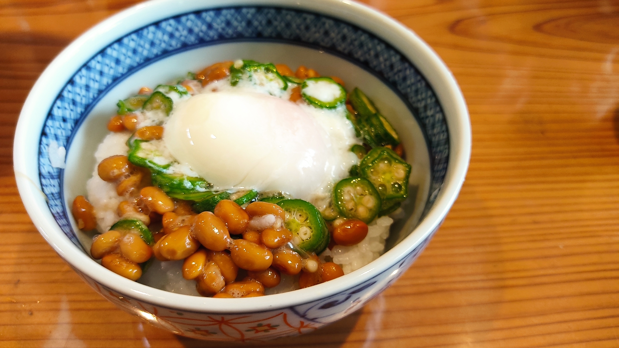 鍋で作る温泉卵と納豆オクラのどんぶり