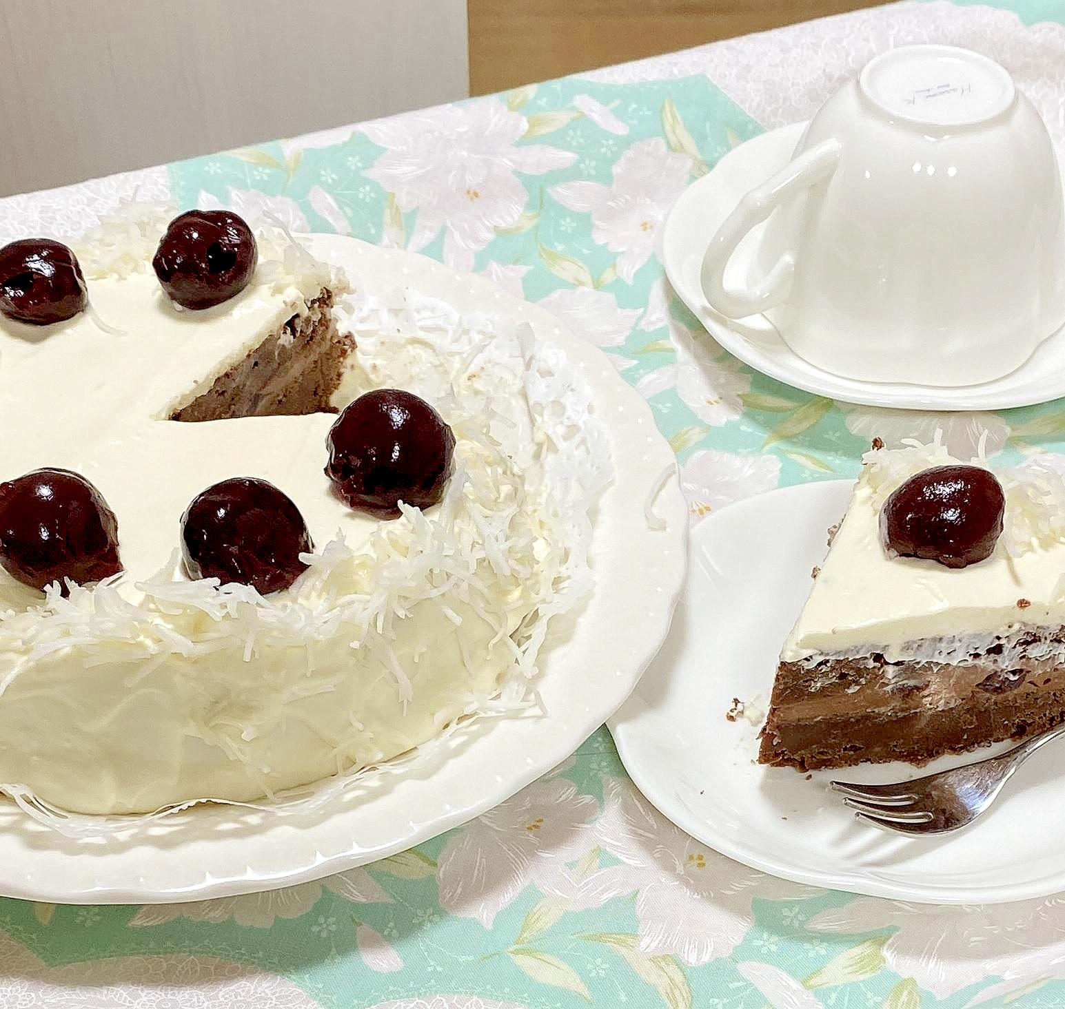 特別な日に、チョコとチェリーのしっとりケーキ