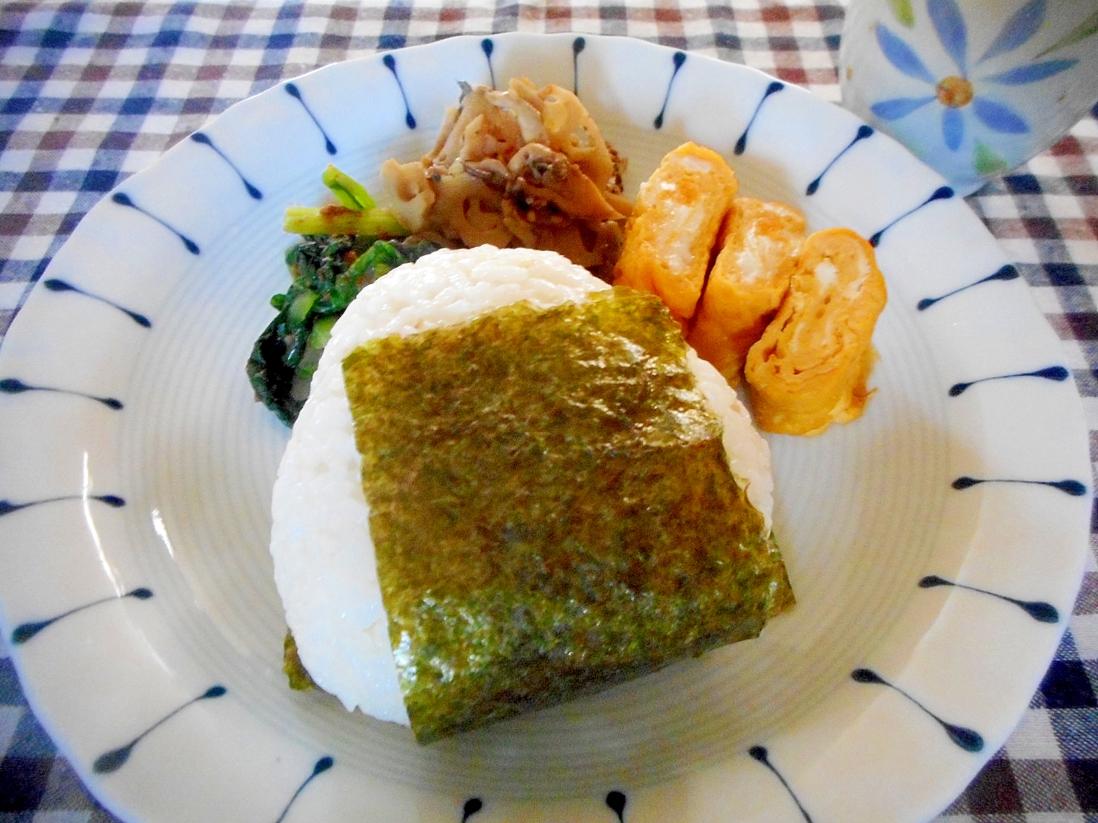 鮭おにぎりと卵焼きの朝ごはんプレート