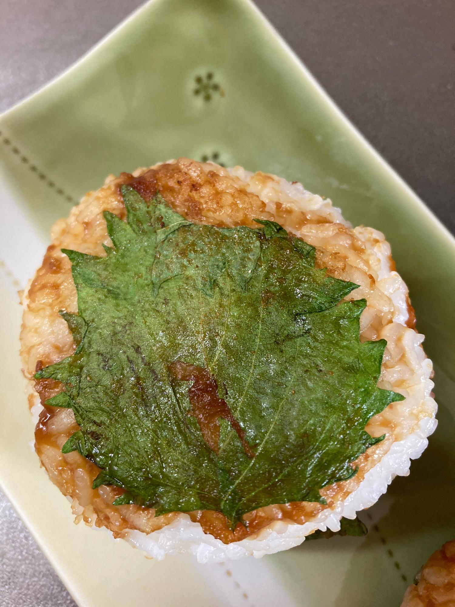 青じそ付きのみそ焼きおにぎり