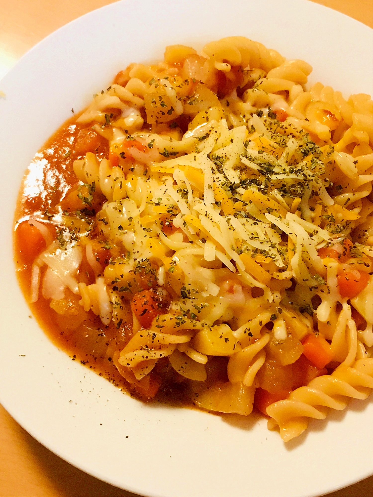 鶏肉と根菜ダイスのトマトソースのショートパスタ