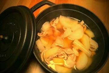 staub鍋で大根と豚肉の和風コンソメスープ煮