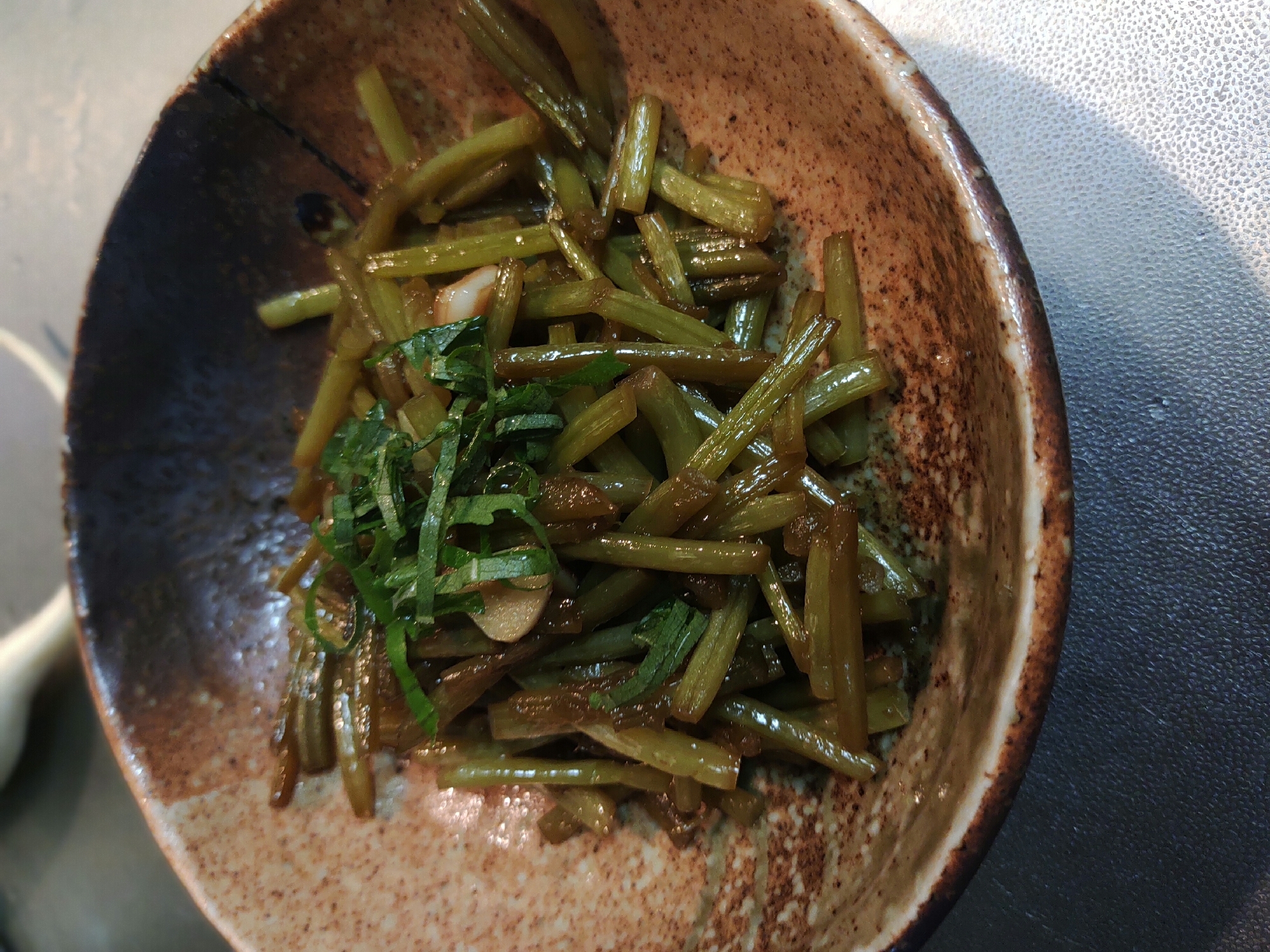 芋のじくの甘酢炒め大葉でさっぱり