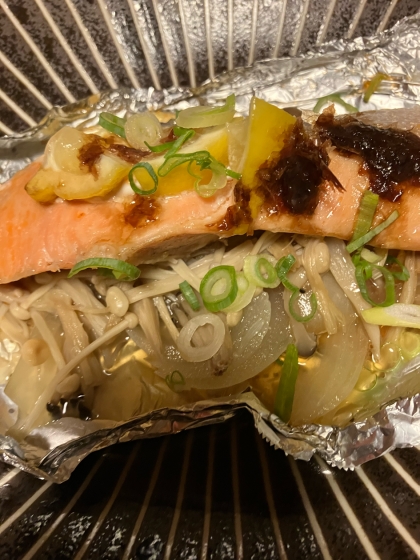 鮭のホイル焼き☆新玉ねぎとしめじ入り