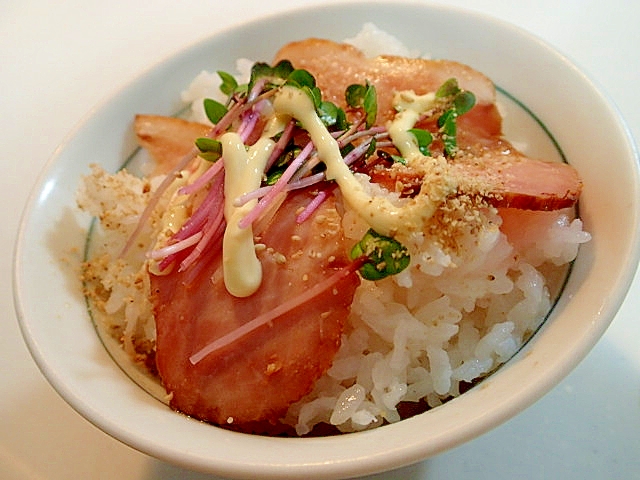 麺つゆ/マヨで　チャ一シューと紅かいわれ大根のご飯