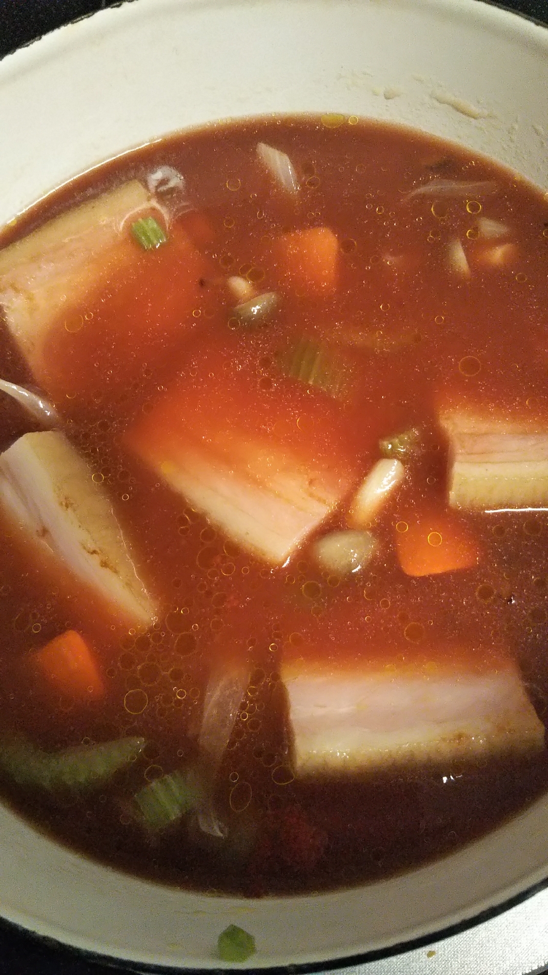 厚切りベーコンとたっぷり野菜のトマトスープ