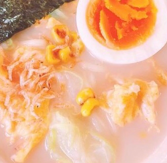 しおとんこつラーメンで作りました♡♡♡コーン大好き！美味しいね♡♡♡ゆで卵と海苔をいれちゃいました♡꒰‎ ⁌̴̶̷ั·̮ ॣ⁌̴̶̷ั⌗ ꒱৩