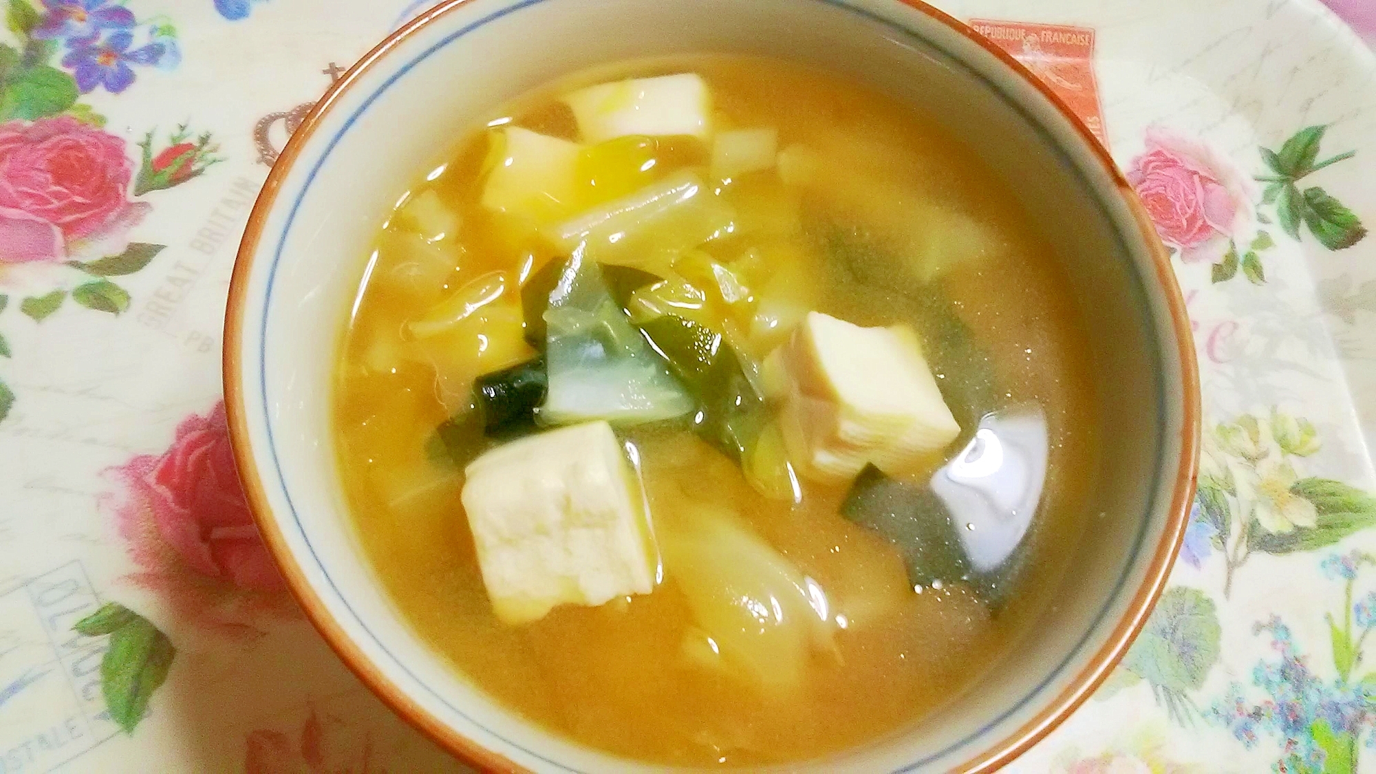 キャベツと豆腐、わかめのお味噌汁