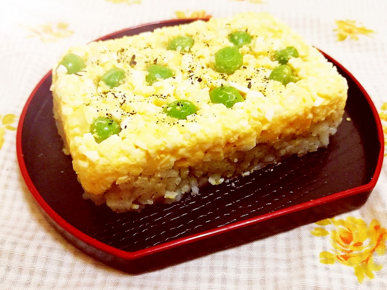 グリーンピースと卵の押し寿司風