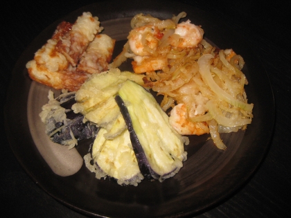 あまり天ぷらをしないので市販の粉を買う気がしなかったのですが、手作りのこのレシピを見て挑戦してみました。
ちくわ・ナス・かきあげです。