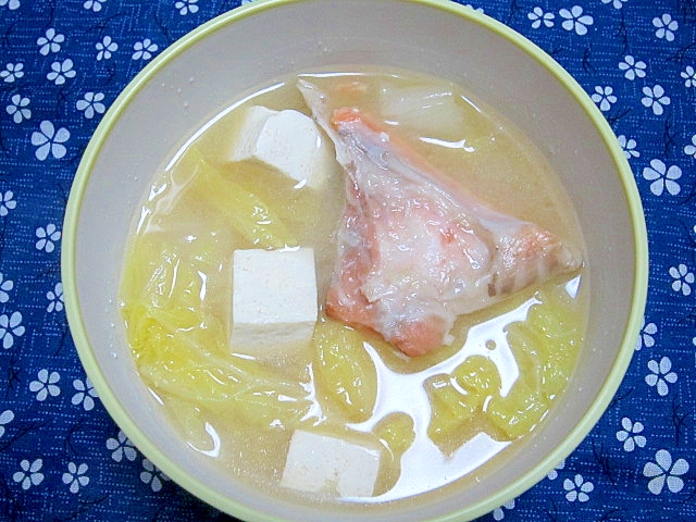 鮭と豆腐と白菜の味噌汁