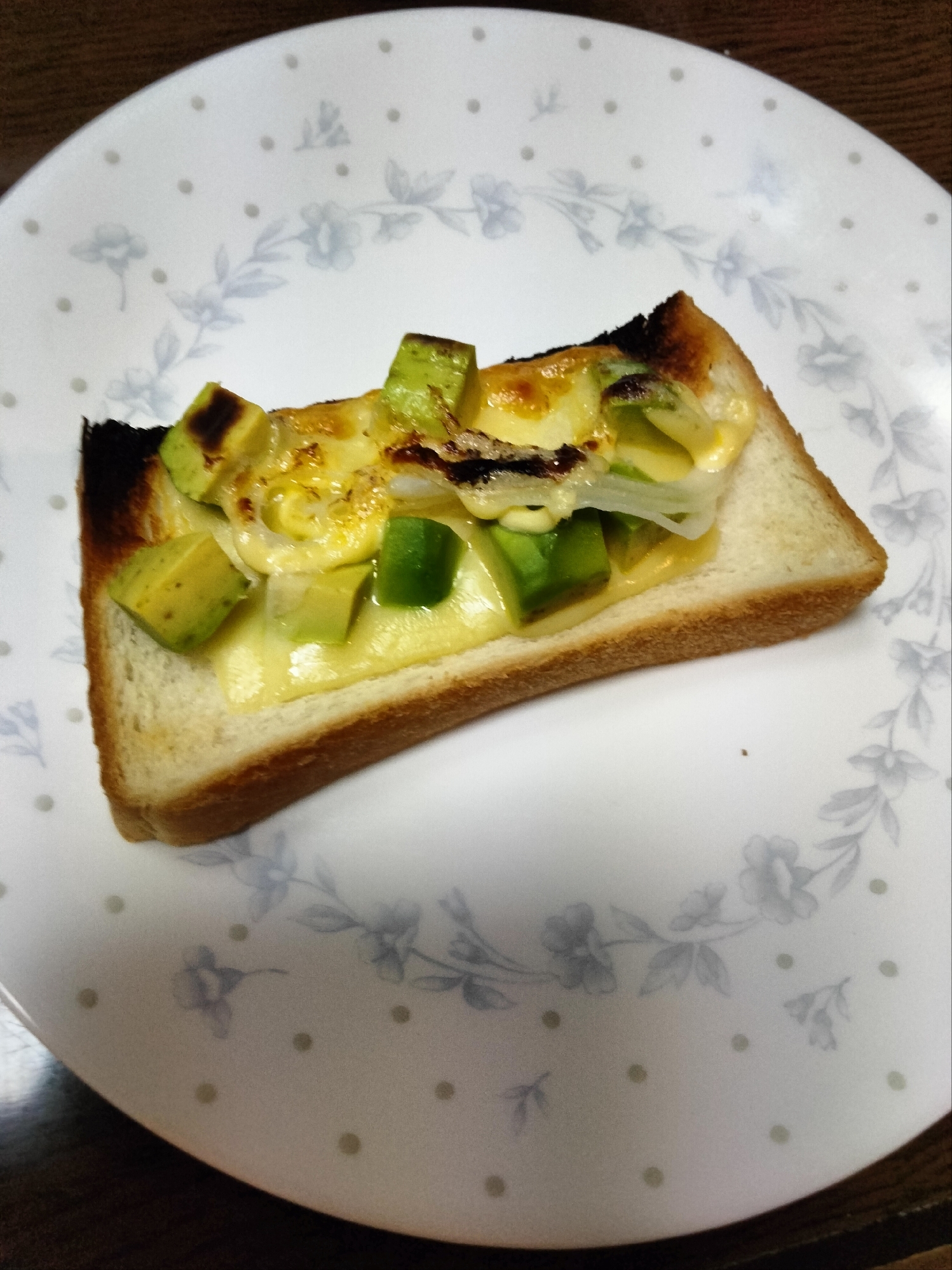 チーズトーストアレンジ 新玉スライス&アボカド