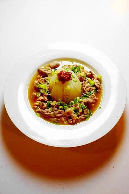 レンジで時短・簡単！丸ごと新玉ねぎの豚ポン酢蒸し