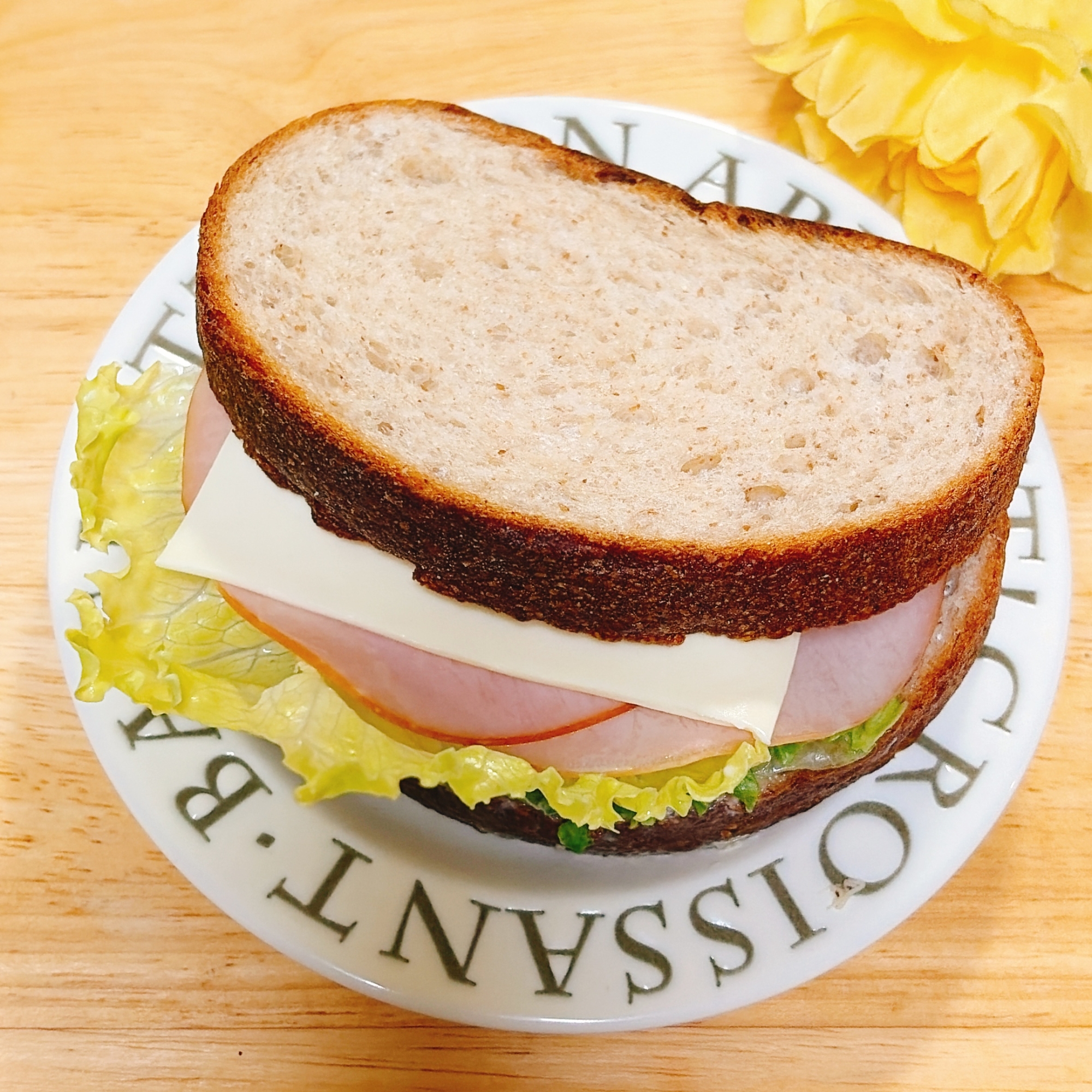 ライ麦パンでハムチーズサンド