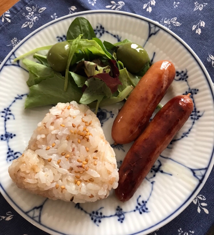 おかかおむすびとウインナーの朝ごはんプレート