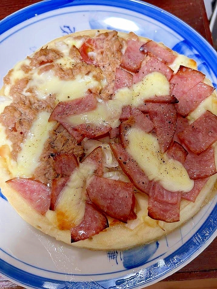 シャウスライスとツナのハーフ＆ハーフピザ