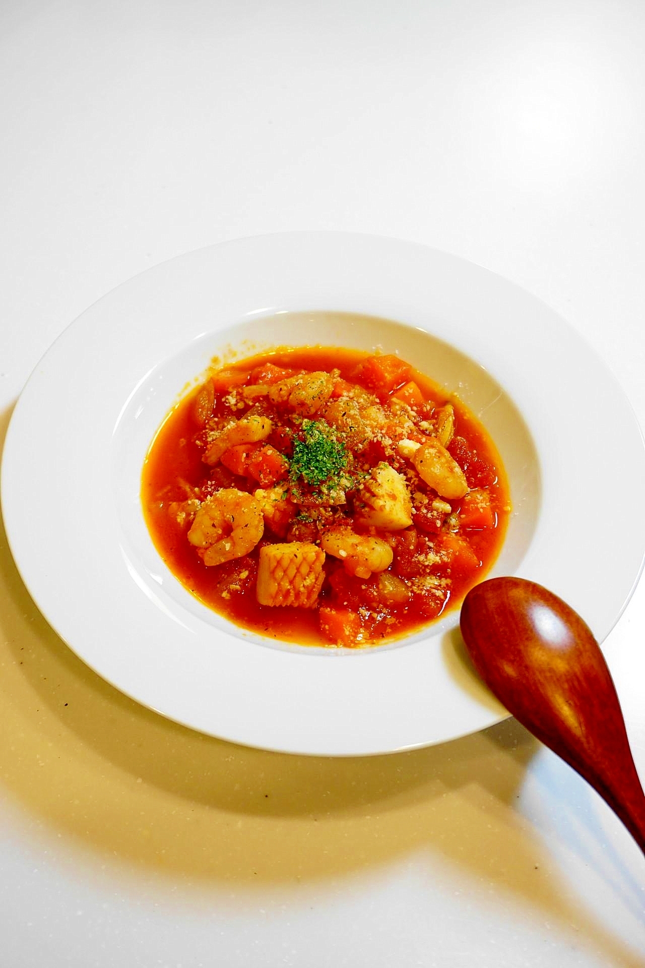 魚介の旨味＆トマトの酸味！シーフードのトマトスープ