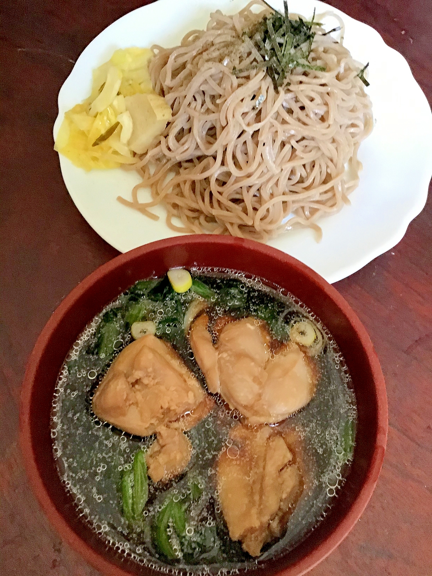 塩麹漬け鶏モモとほうれん草の盛り蕎麦。