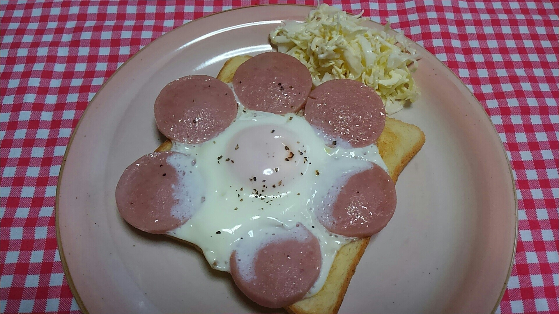 ポークソーセージと目玉焼きのトースト☆